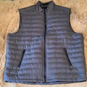 TOMMY BAHAMA  NWOT Mens Quilted Vest. Size Large.